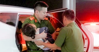 Xuyên đêm vào rừng tìm kiếm bé gái 5 tuổi rơi xuống khe đá sâu gần 10m