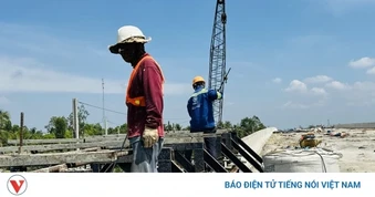 Xuyên lễ trên công trường cao tốc miền Tây