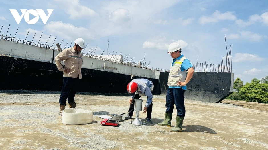 Xuyên lễ trên công trường cao tốc miền Tây Xuyên lễ trên công trường cao tốc miền Tây