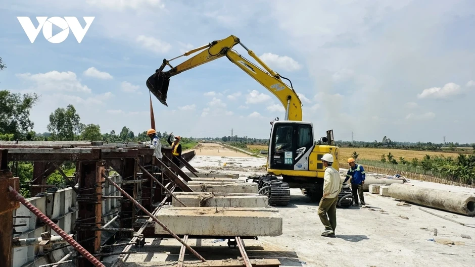 Xuyên lễ trên công trường cao tốc miền Tây Xuyên lễ trên công trường cao tốc miền Tây