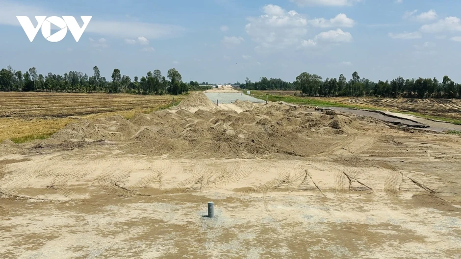 Xuyên lễ trên công trường cao tốc miền Tây Xuyên lễ trên công trường cao tốc miền Tây