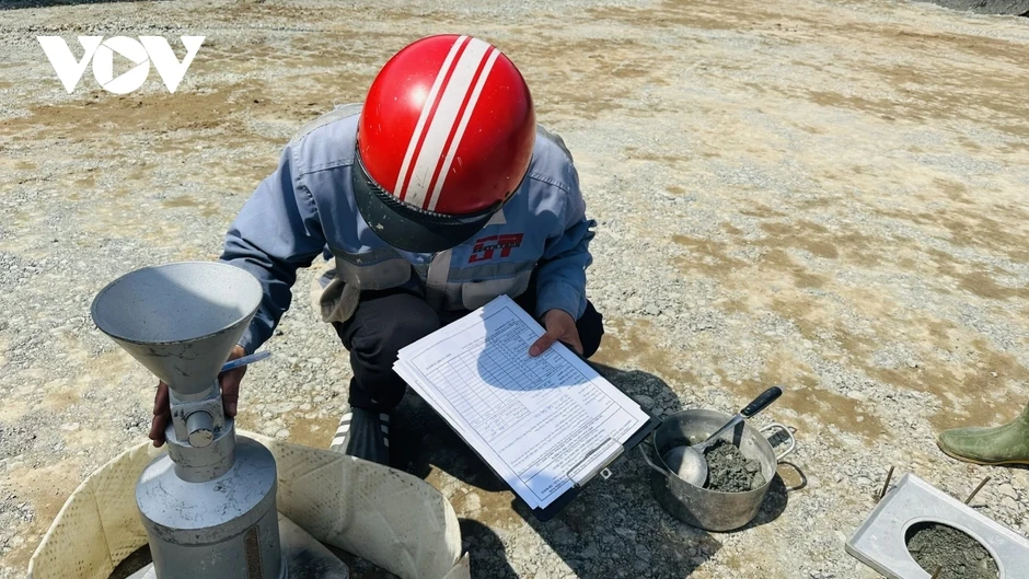 Xuyên lễ trên công trường cao tốc miền Tây Xuyên lễ trên công trường cao tốc miền Tây
