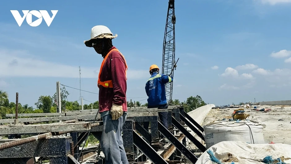Xuyên lễ trên công trường cao tốc miền Tây Xuyên lễ trên công trường cao tốc miền Tây