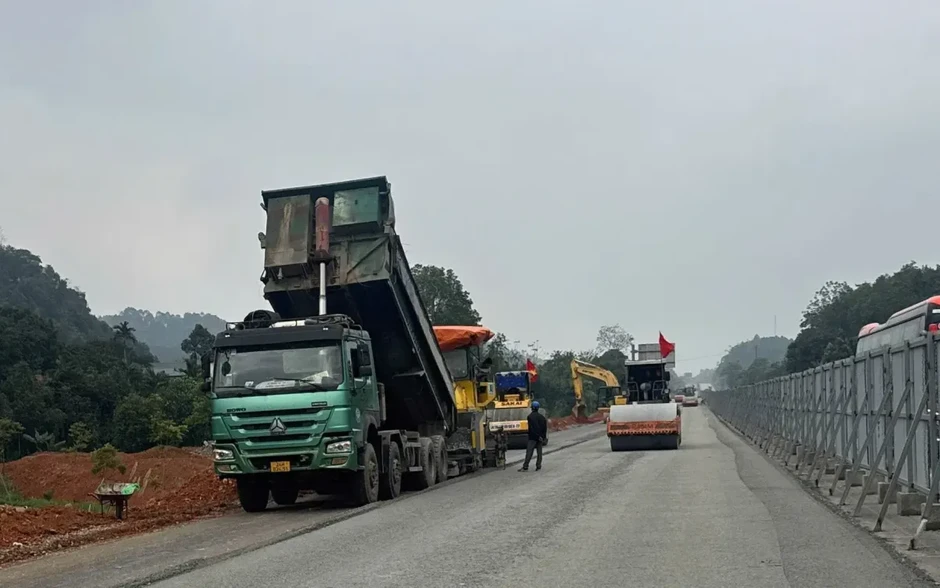 Yêu cầu khắc phục bất cập thi công, bảo đảm an toàn trên cao tốc Nội Bài - Lào Cai Yêu cầu khắc phục bất cập thi công, bảo đảm an toàn trên cao tốc Nội Bài - Lào Cai