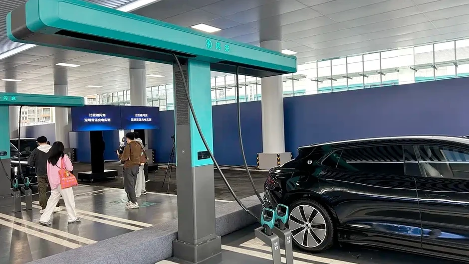 BYD làm taxi điện, sạc pin nhanh như đổ xăng BYD làm taxi điện, sạc pin nhanh như đổ xăng