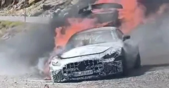 Chiếc Mercedes-AMG GT bốc cháy khi đang chạy thử dưới trời nắng nóng