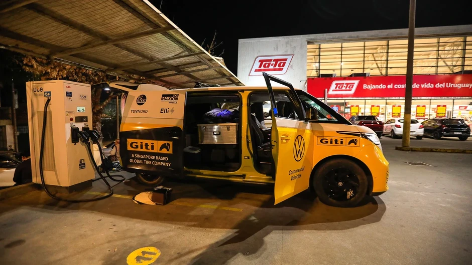 Chiếc xe điện đi vòng quanh thế giới trong 445 ngày mà không gặp sự cố nào Chiếc xe điện đi vòng quanh thế giới trong 445 ngày mà không gặp sự cố nào