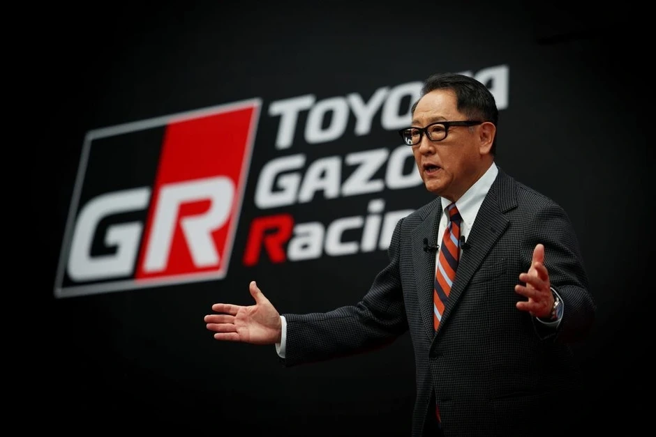 Chủ tịch Toyota sợ khi người dùng chuyển hướng sang xe điện