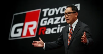 Chủ tịch Toyota sợ khi người dùng chuyển hướng sang xe điện