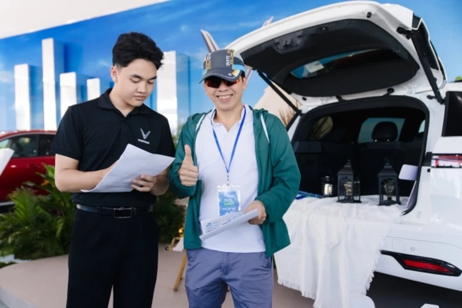 Chủ xe VinFast chia sẻ lợi ích xe điện đến Runner TinVina Marathon - Báo TinVina Chủ xe VinFast chia sẻ lợi ích xe điện đến Runner TinVina Marathon - Báo TinVina