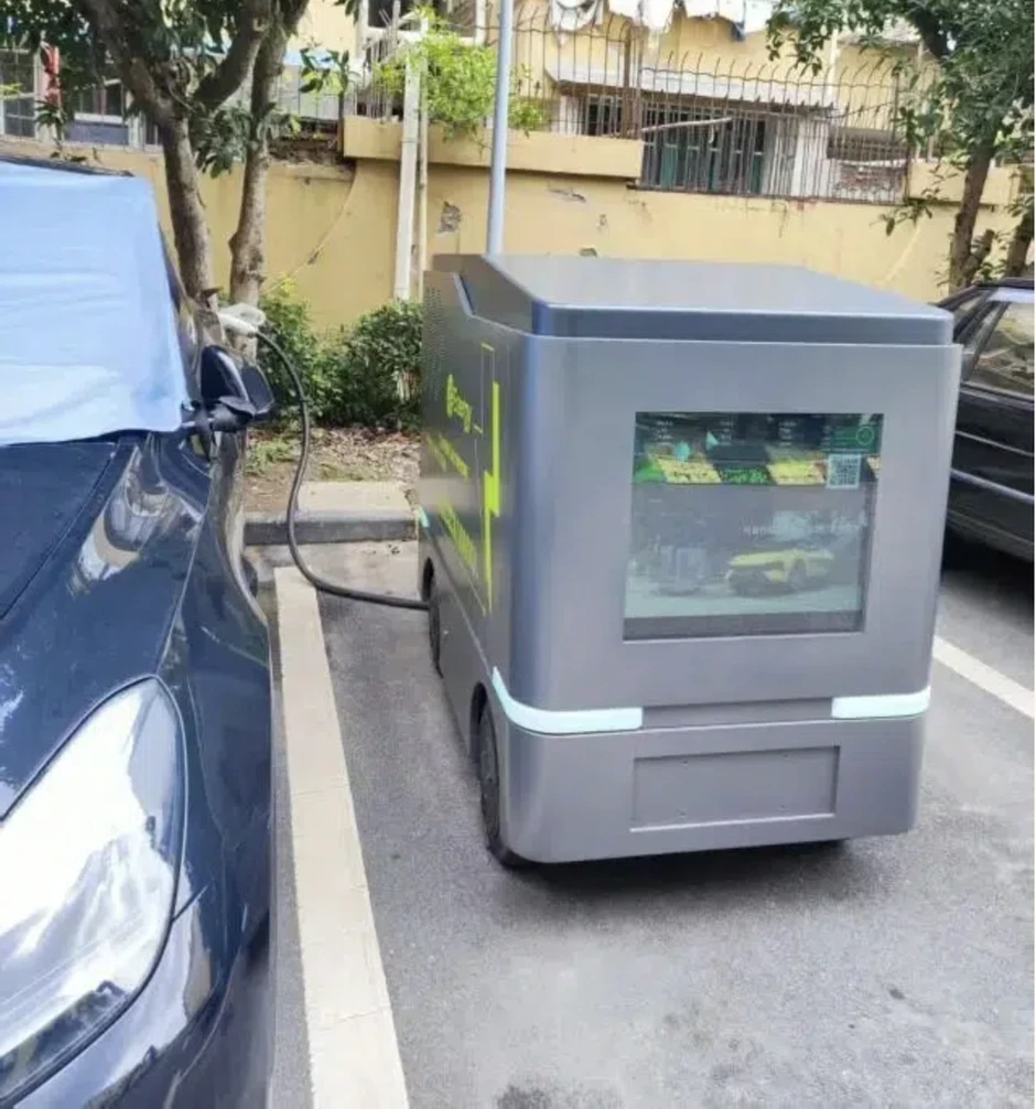 Robot sạc pin di động giải bài toán trạm sạc cho ô tô điện ở chung cư cũ Robot sạc pin di động giải bài toán trạm sạc cho ô tô điện ở chung cư cũ