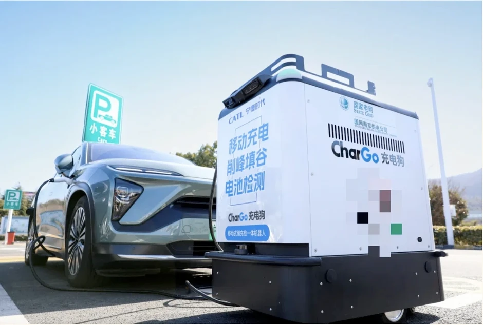 Robot sạc pin di động giải bài toán trạm sạc cho ô tô điện ở chung cư cũ Robot sạc pin di động giải bài toán trạm sạc cho ô tô điện ở chung cư cũ