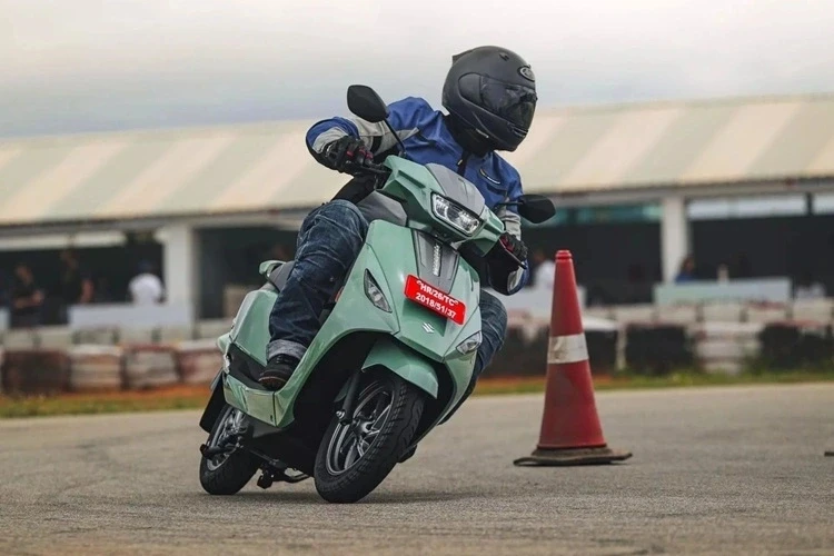 Thêm xe máy điện Nhật Bản đăng ký tại Việt Nam, sạc đầy đi được 80km Thêm xe máy điện Nhật Bản đăng ký tại Việt Nam, sạc đầy đi được 80km