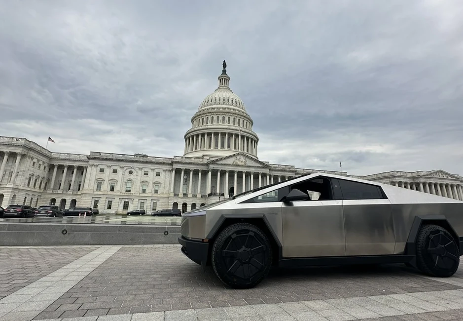 Vụ cháy bí ẩn thiêu rụi 2 chiếc bán tải điện Tesla