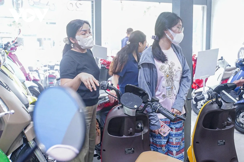 Giá xăng tăng, người tiêu dùng có khuynh hướng “đảo chiều” sang sử dụng xe điện Giá xăng tăng, người tiêu dùng có khuynh hướng “đảo chiều” sang sử dụng xe điện
