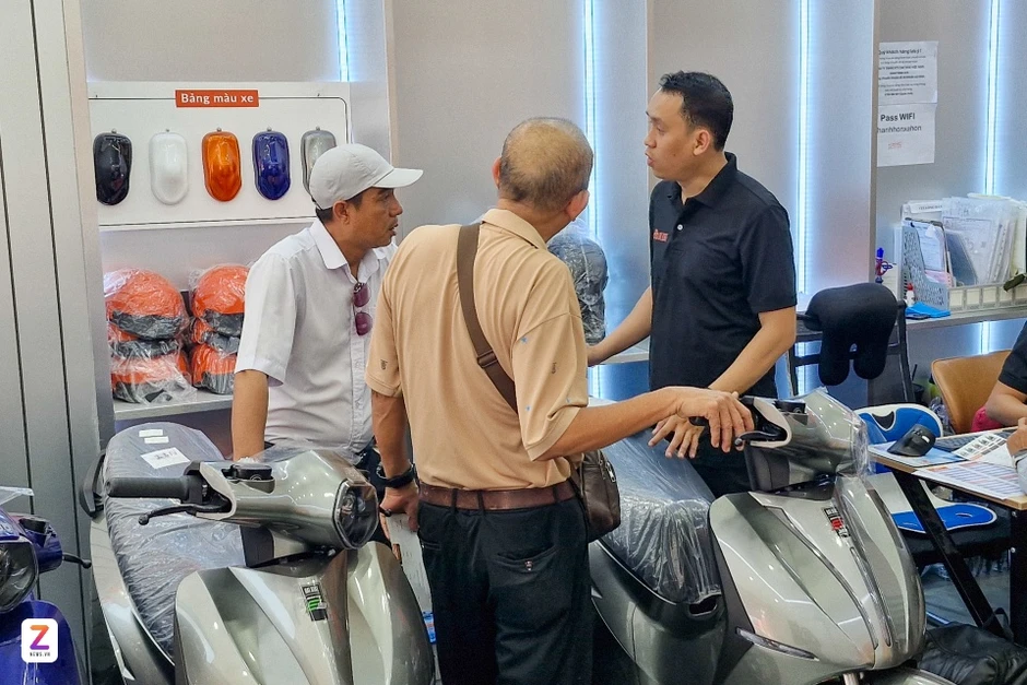 Khách Việt tăng quan tâm xe máy điện, đại lý nói bán 50 xe/ngày Khách Việt tăng quan tâm xe máy điện, đại lý nói bán 50 xe/ngày