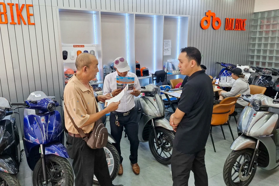 Khách Việt tăng quan tâm xe máy điện, đại lý nói bán 50 xe/ngày Khách Việt tăng quan tâm xe máy điện, đại lý nói bán 50 xe/ngày