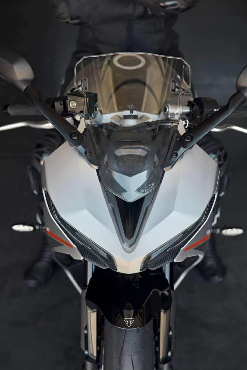 Triumph Daytona 660 2026 ra mắt bản nâng cấp với phuộc Showa và Quickshifter