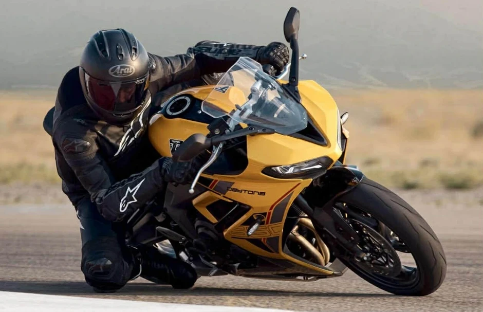 Triumph Daytona 660 2026 ra mắt bản nâng cấp với phuộc Showa và Quickshifter