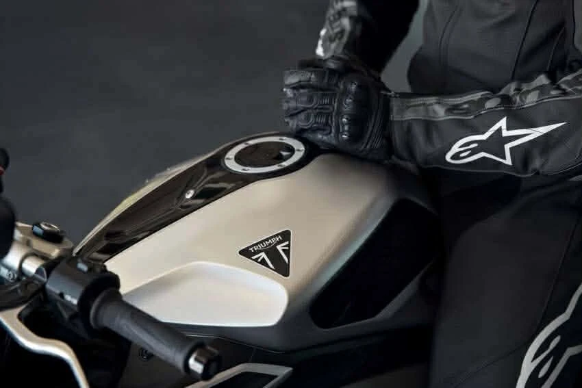 Triumph Daytona 660 2026 ra mắt bản nâng cấp với phuộc Showa và Quickshifter