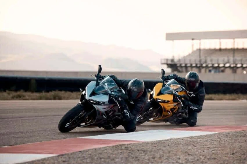 Triumph Daytona 660 2026 ra mắt bản nâng cấp với phuộc Showa và Quickshifter