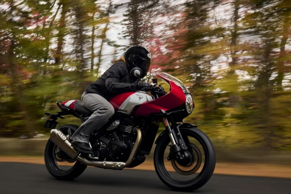 Triumph Tracker 400 và Thruxton 400 ra mắt: Thiết kế độc đáo, động cơ mạnh hơn
