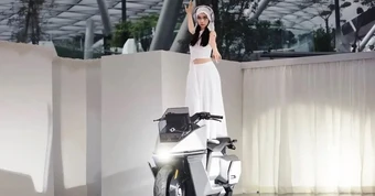 Xe máy điện tự cân bằng đầu tiên trên thế giới được sản xuất hàng loạt