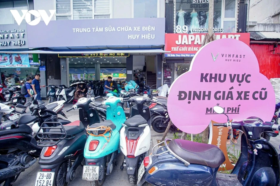 Xu hướng chuyển đổi từ xe xăng sang xe điện của người dân Hà Nội tăng “chóng mặt" Xu hướng chuyển đổi từ xe xăng sang xe điện của người dân Hà Nội tăng “chóng mặt"