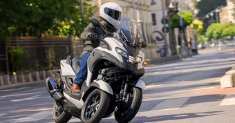 Yamaha Tricity 300 2026: Xe máy 3 bánh đầu tiên có túi khí cho người lái