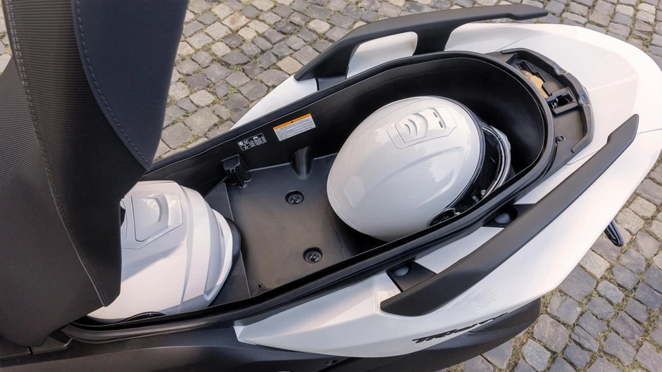 Yamaha Tricity 300 2026: Xe máy 3 bánh đầu tiên có túi khí cho người lái Yamaha Tricity 300 2026: Xe máy 3 bánh đầu tiên có túi khí cho người lái