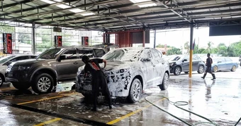 'Ăn nên làm ra' nhờ rửa xe trước đêm giao thừa
