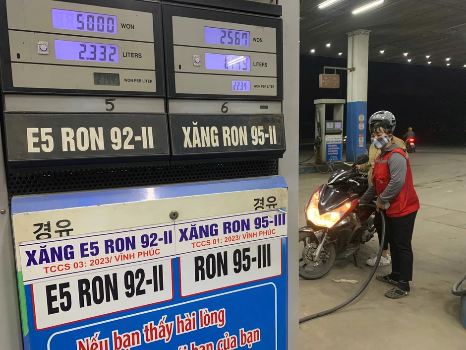 Giá xăng, dầu tăng mạnh: Lái xe động cơ đốt trong tốn kém thế nào?