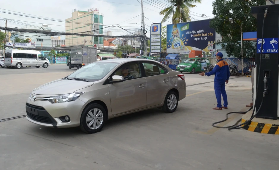 Tại sao nhiều quốc gia quy định tài xế phải tắt máy ô tô khi đổ xăng?