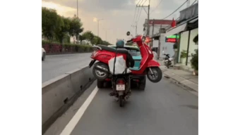 [Clip] Thót tim cảnh xe máy 'cõng' xe máy lạng lách trên đường ở TPHCM