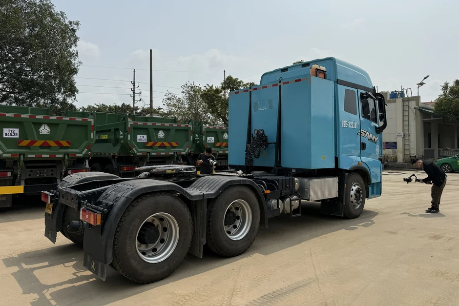 ‘Soi’ đầu kéo điện nhiều số 1 tại Việt Nam: 1 lần sạc mất 1 tiếng, đi Hà Nội - Hải Phòng tốn chỉ hơn 1 triệu ‘Soi’ đầu kéo điện nhiều số 1 tại Việt Nam: 1 lần sạc mất 1 tiếng, đi Hà Nội - Hải Phòng tốn chỉ hơn 1 triệu