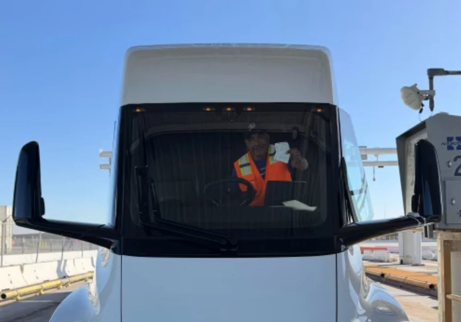 15.000 xe tải điện Tesla sắp được tung ra thị trường, giá rẻ hơn 100.000 USD so với nhiều đối thủ, đi được 800 km/sạc: Elon Musk đang toan tính gì? 15.000 xe tải điện Tesla sắp được tung ra thị trường, giá rẻ hơn 100.000 USD so với nhiều đối thủ, đi được 800 km/sạc: Elon Musk đang toan tính gì?