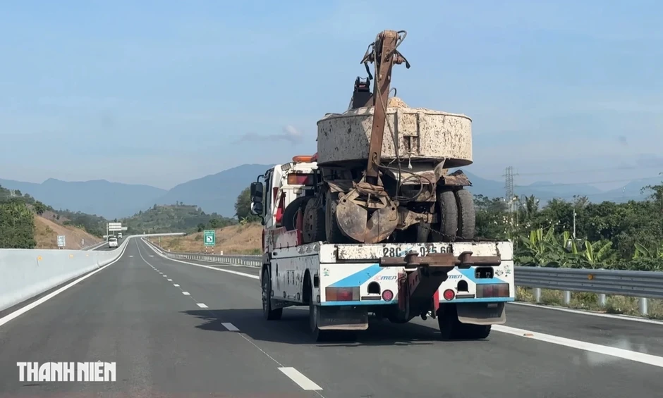 3 nguyên tắc an toàn khi lái xe trên cao tốc có nhiều xe tải lớn 3 nguyên tắc an toàn khi lái xe trên cao tốc có nhiều xe tải lớn