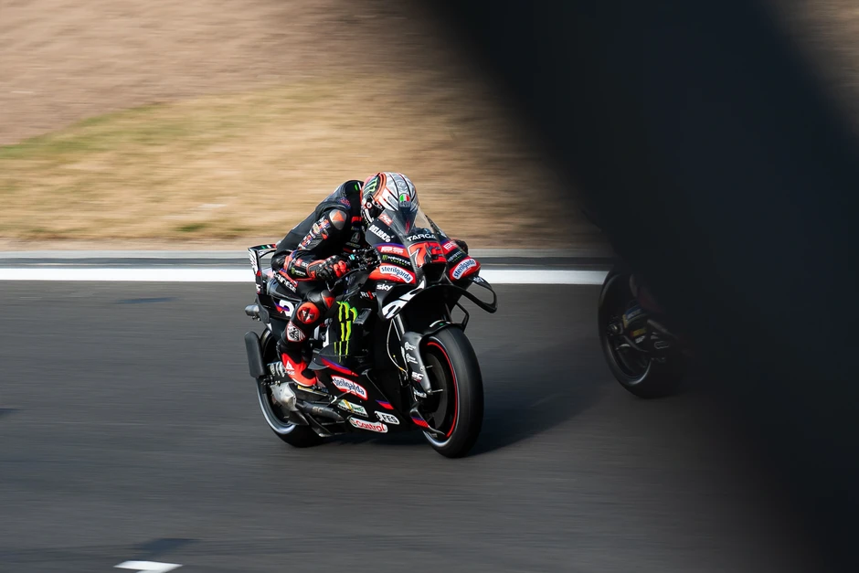 Aprilia thể hiện sức mạnh tại giải đua MotoGP Aprilia thể hiện sức mạnh tại giải đua MotoGP