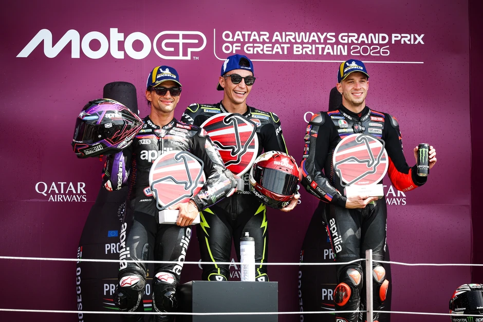 Aprilia thể hiện sức mạnh tại giải đua MotoGP Aprilia thể hiện sức mạnh tại giải đua MotoGP