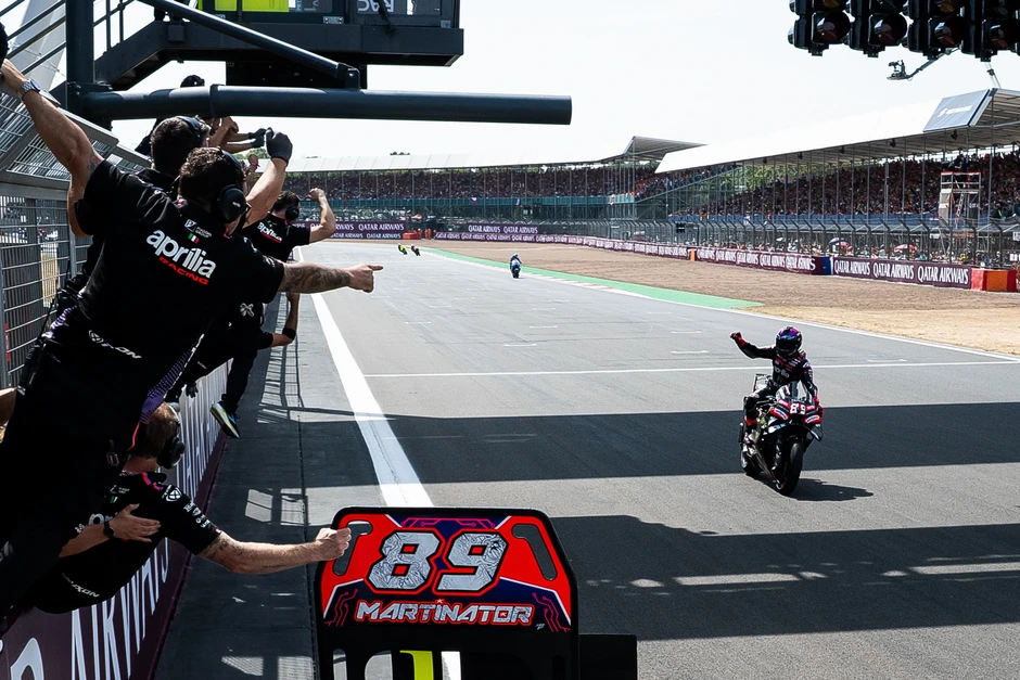 Aprilia thể hiện sức mạnh tại giải đua MotoGP Aprilia thể hiện sức mạnh tại giải đua MotoGP