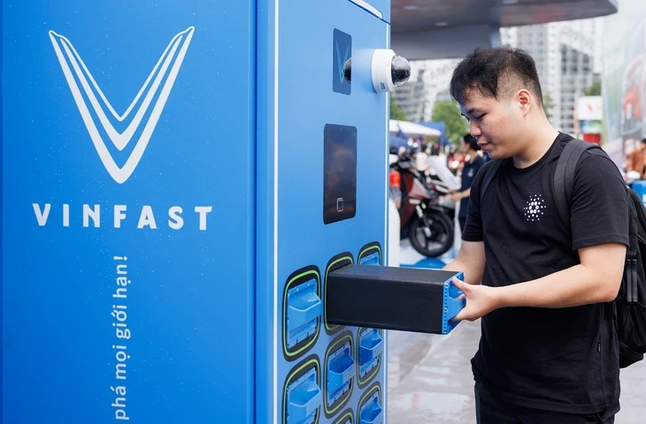 Bao giờ người Việt sẽ quen dùng xe máy kiểu 'hết pin thì đổi' như 'hết xăng thì đổ? Bao giờ người Việt sẽ quen dùng xe máy kiểu 'hết pin thì đổi' như 'hết xăng thì đổ?