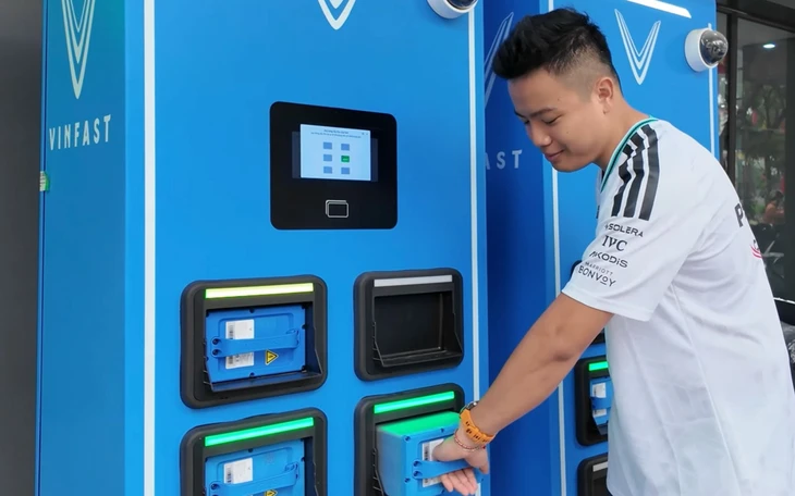 Bao giờ người Việt sẽ quen dùng xe máy kiểu 'hết pin thì đổi' như 'hết xăng thì đổ? Bao giờ người Việt sẽ quen dùng xe máy kiểu 'hết pin thì đổi' như 'hết xăng thì đổ?