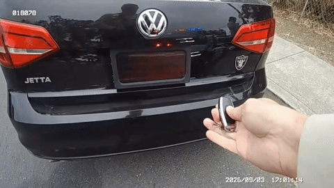 Bắt tài xế xe Volkswagen dùng nút bấm che biển số tự động để né phí cầu đường Bắt tài xế xe Volkswagen dùng nút bấm che biển số tự động để né phí cầu đường