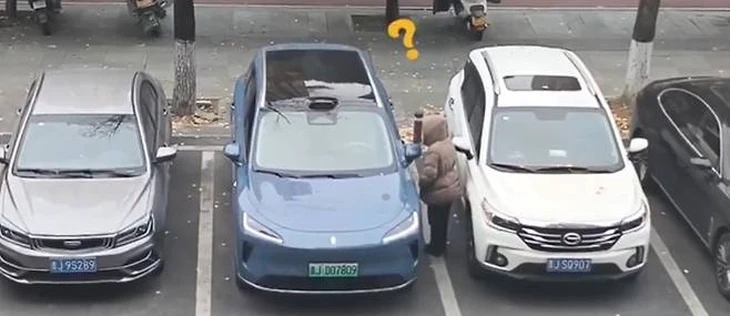 Bị chắn đường khi lùi vào chỗ đỗ, tài xế dùng chiêu gây ngỡ ngàng Bị chắn đường khi lùi vào chỗ đỗ, tài xế dùng chiêu gây ngỡ ngàng