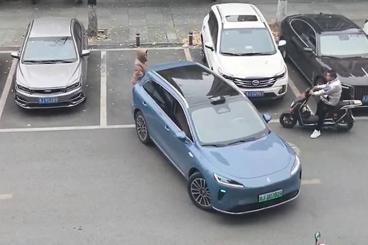 Bị chắn đường khi lùi vào chỗ đỗ, tài xế dùng chiêu gây ngỡ ngàng Bị chắn đường khi lùi vào chỗ đỗ, tài xế dùng chiêu gây ngỡ ngàng