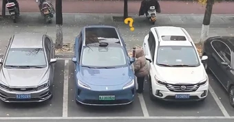 Bị chắn đường khi lùi vào chỗ đỗ, tài xế dùng chiêu gây ngỡ ngàng