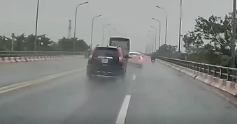 Bị ô tô con tạt đầu tranh đường, xe tải lao sang làn ngược chiều