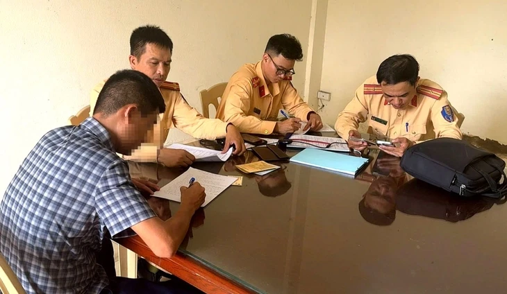 Bị phản ánh vượt ẩu, tài xế 'lộ' thêm lỗi khác, chịu phạt 28 triệu, chủ xe bị 23 triệu Bị phản ánh vượt ẩu, tài xế 'lộ' thêm lỗi khác, chịu phạt 28 triệu, chủ xe bị 23 triệu