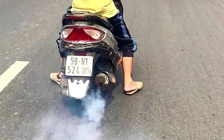 Bị truy nã, người đàn ông sa lưới chỉ vì xe nhả khói đen quá dày Bị truy nã, người đàn ông sa lưới chỉ vì xe nhả khói đen quá dày