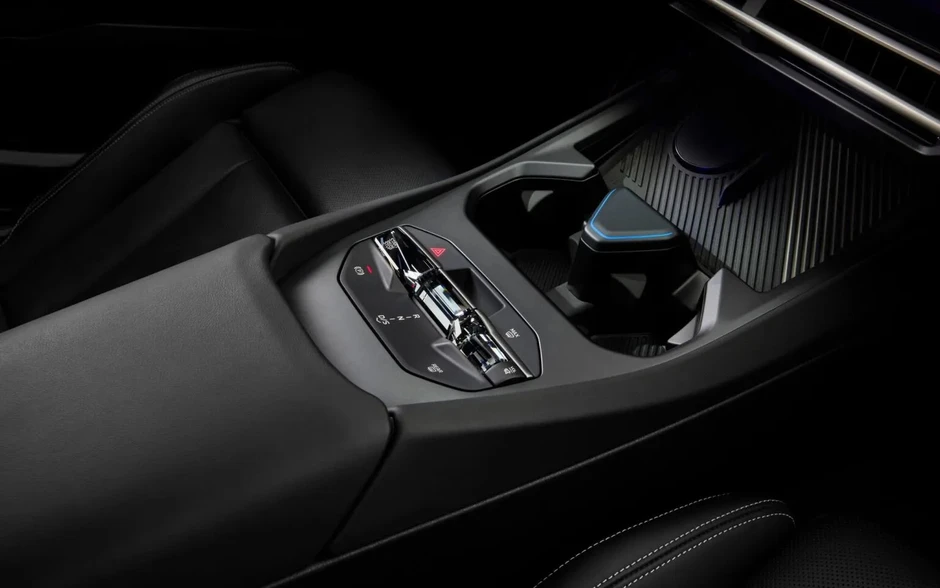 BMW 3 Series thế hệ mới ra mắt: Thiết kế giống hệt xe điện nhưng khác nền tảng, cặp màn hình siêu lớn, có thể biến từ AWD thành cầu sau BMW 3 Series thế hệ mới ra mắt: Thiết kế giống hệt xe điện nhưng khác nền tảng, cặp màn hình siêu lớn, có thể biến từ AWD thành cầu sau